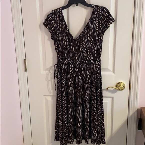 FLATTERING WRAP DRESS - Picture 2 of 4